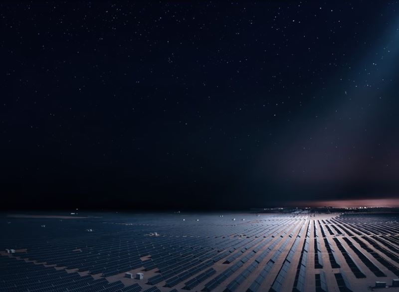 Esta imagen muestra un vasto campo de paneles solares bajo un cielo nocturno estrellado, con un rayo de luz que parece iluminar una sección de la instalación. La imagen sugiere cómo funcionaría la tecnología de Reflect Orbital, donde los espejos satelitales reflejarían la luz solar hacia granjas solares en la Tierra durante la noche. Este rayo de luz capturado en la escena representa la innovación que la start-up propone, permitiendo a los paneles fotovoltaicos generar energía en momentos en los que tradicionalmente estarían inactivos debido a la ausencia de luz solar.

La iluminación nocturna que se observa es clave en el concepto de Reflect Orbital, ya que busca extender el tiempo de funcionamiento de las granjas solares, optimizando así la producción energética incluso en condiciones de oscuridad. La escala masiva de la granja solar en la imagen también destaca el potencial de esta tecnología para mejorar la eficiencia de grandes instalaciones solares a nivel mundial. 

En resumen, esta ilustración visualiza el futuro propuesto por Reflect Orbital, en el que las energías renovables pueden funcionar de manera continua, rompiendo la dependencia de la luz solar directa.