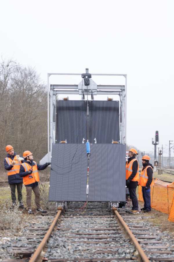 Los ferrocarriles franceses comienzan a probar minicentrales solares modulares y reversibles con almacenamiento para rieles en vías de tren no usadas