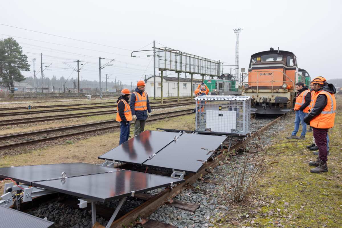 Los ferrocarriles franceses comienzan a probar minicentrales solares modulares y reversibles con almacenamiento para rieles en vías de tren no usadas