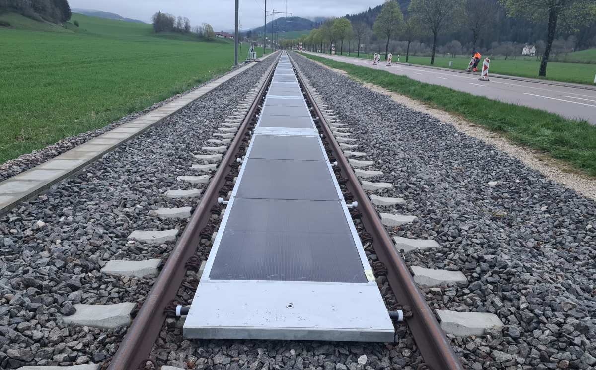 Se inaugura en Suiza la primera planta de energía solar del mundo montada sobre vías férreas abierta al tráfico ferroviario