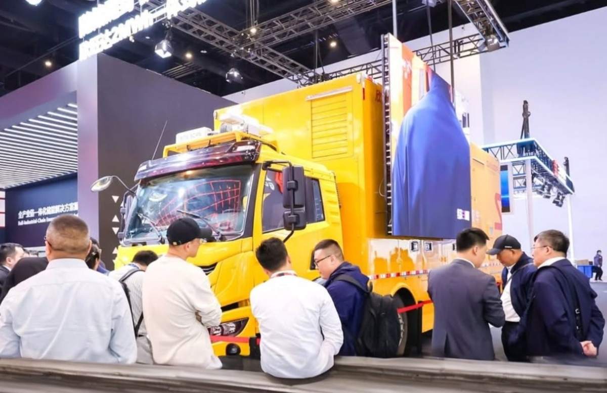 Empresa china presenta un nuevo camión con una batería de 2 MWh, capaz de alimentar 400 hogares durante una hora