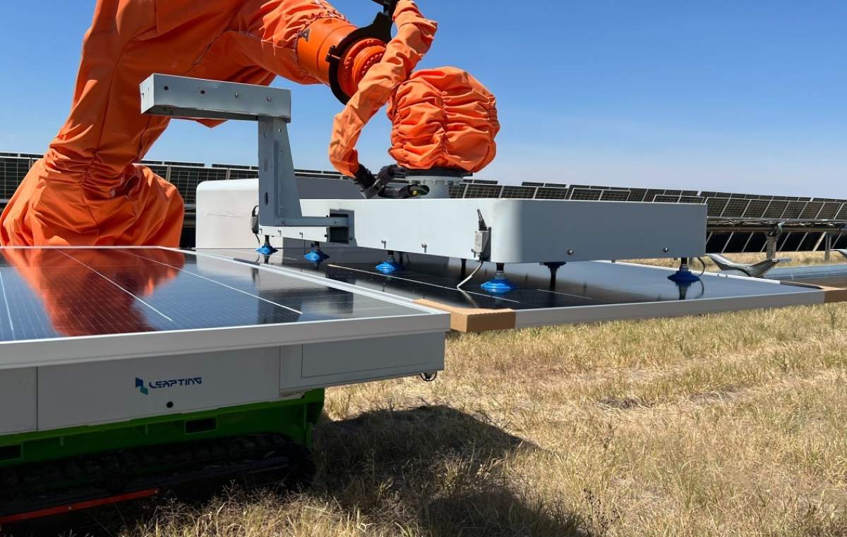 Robot chino con IA completa con éxito su primer proyecto instalando paneles solares hasta 5 veces más rápido que los humanos en Australia, acelera un 25% la instalación de 10.000 módulos
