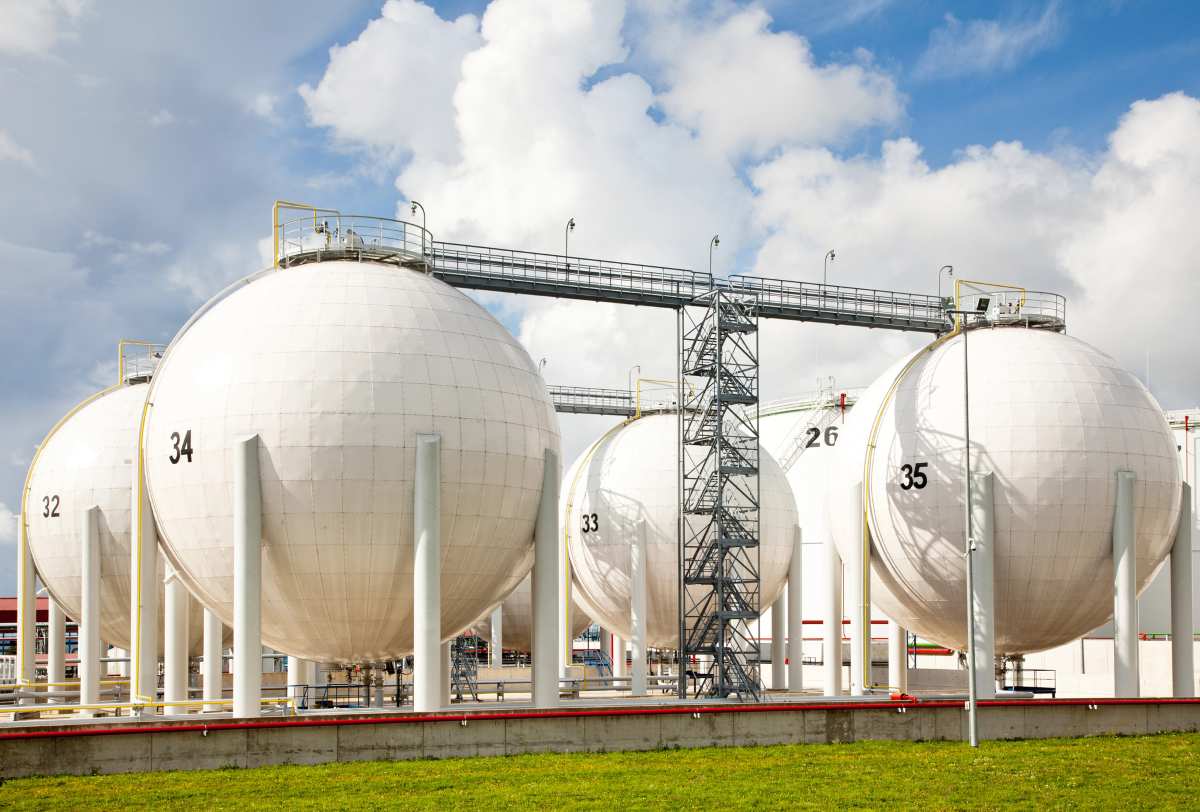 Startup californiana desarrolla batería de flujo orgánica y basada en agua para almacenamiento de energía, permite reutilizar antiguos tanques de petróleo, reduciendo costes y aprovechando infraestructura existente