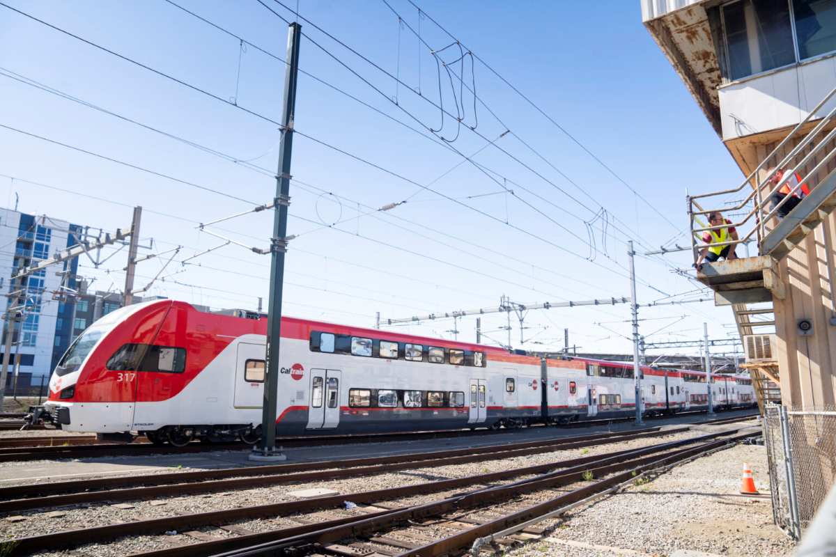 Nuevo estudio de UC Berkeley descubrió que la electrificación de una línea de tren de cercanías de la Bahía de San Francisco condujo a un aumento dramático en la calidad del aire dentro y alrededor de los trenes