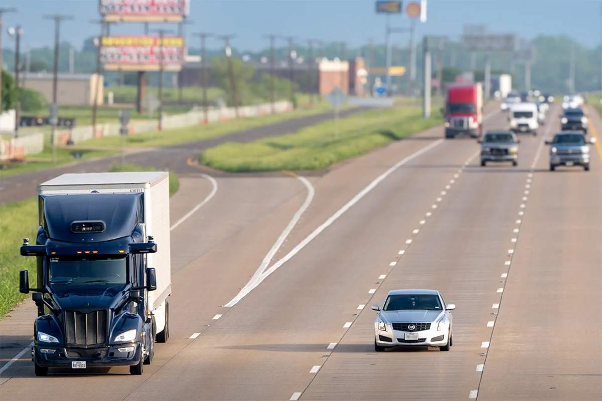Se pone en marcha en Texas el primer servicio comercial de camiones autónomos sin conductor en autopistas