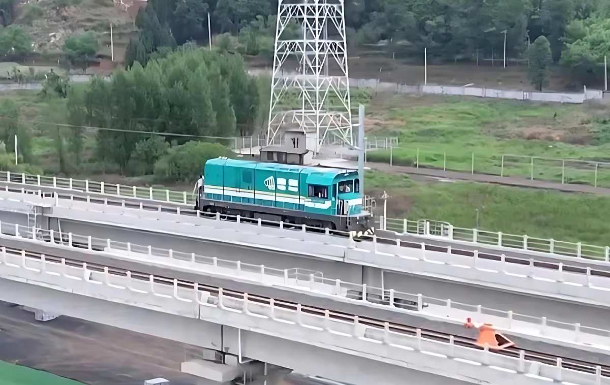 China lanza su primera locomotora de mercancías impulsada por hidrógeno, puede recorrer hasta 150 km con una carga de 60 kg de H2 y arrastrar más de 4.500 toneladas: autonomía de 800 km